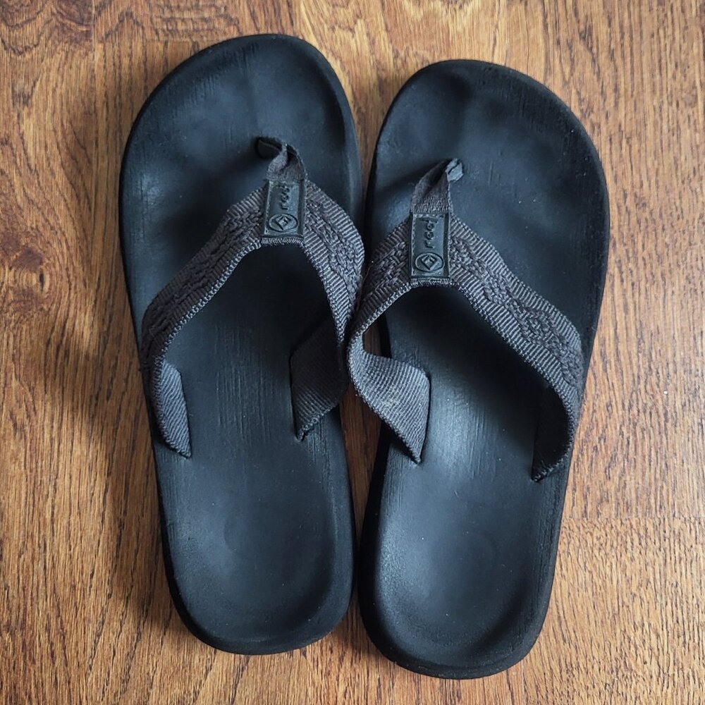 Classic Black Reef Flip-flops, size 7-8